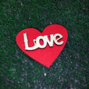 Деревянный магнитик на 14 февраля "Love" с завитушкой